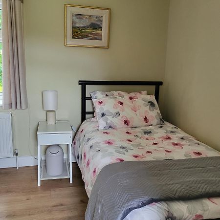 Dungloe Lakeside Lodging Apartment ภายนอก รูปภาพ