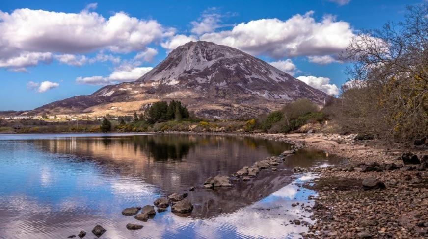 Dungloe Lakeside Lodging Apartment ภายนอก รูปภาพ