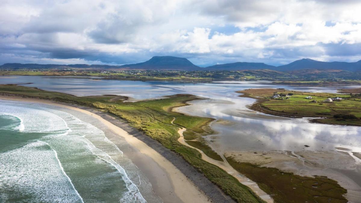 Dungloe Lakeside Lodging Apartment ภายนอก รูปภาพ