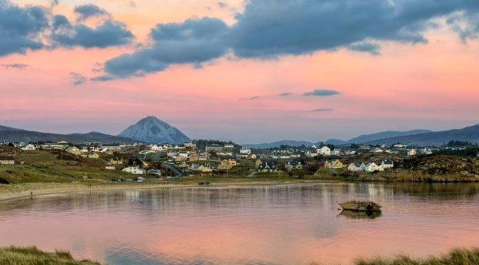 Dungloe Lakeside Lodging Apartment ภายนอก รูปภาพ